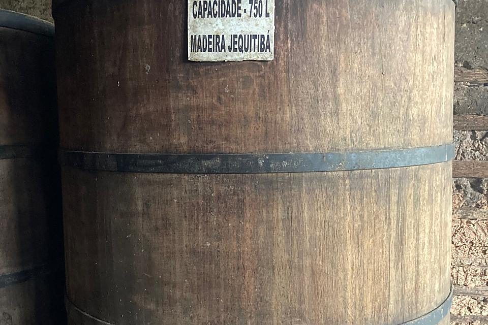 Tonel de jequitibá na adega