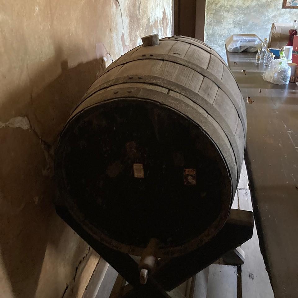 Barril de madeira na sede da fazenda