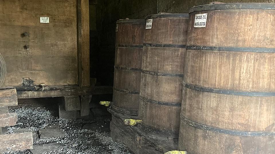 Tanques de madeira sobre a estrutura antiga da cachaçaria