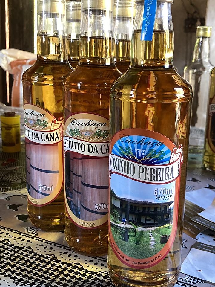 Garrafas das cachaças Nozinho Pereira e Espírito da Cana
